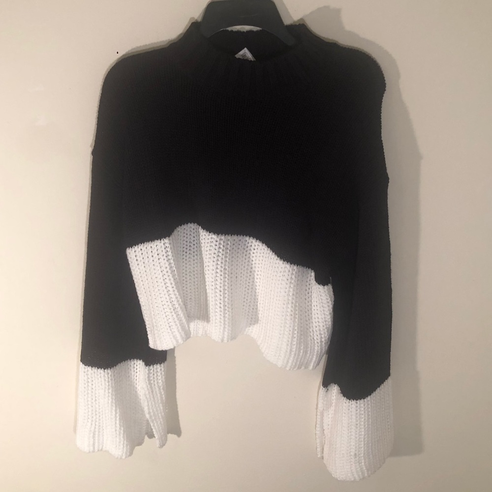 Bell sleeve sweater ❤️